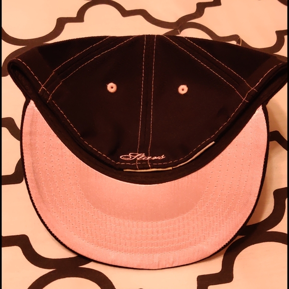 Headgear, women's flat bill, fitted baseball cap. - Picture 4 of 4